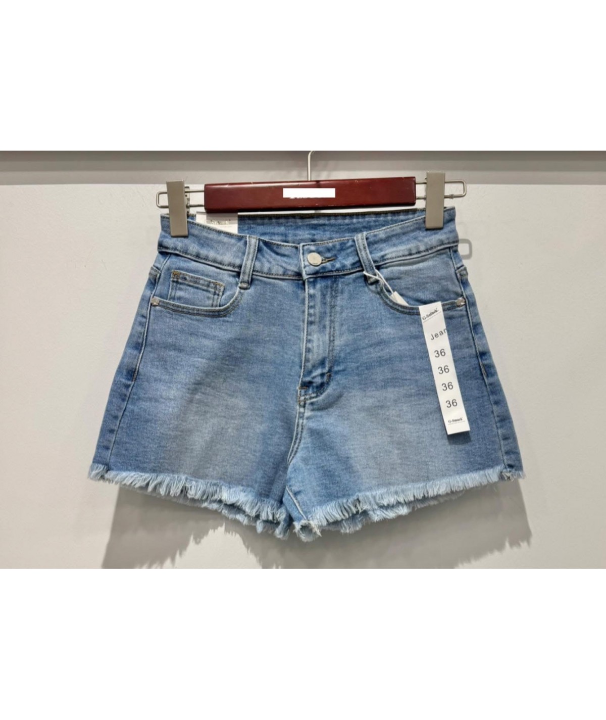 Short jeans destroy Sonia