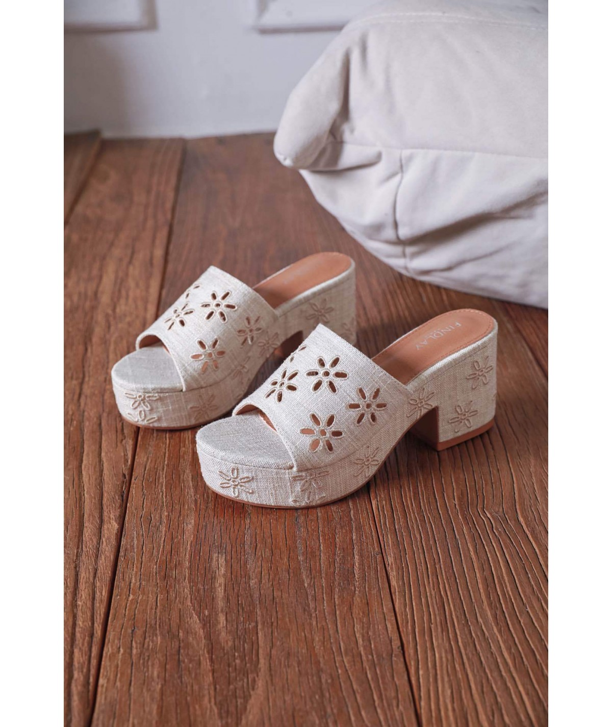 Mules broderie beige